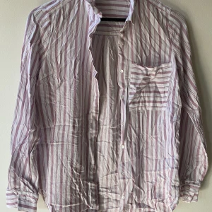 Skjorta - Lite oversized rosa/lila vit skjorta från Cubus i storlek 34. ✨🤍