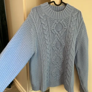 Stickad tröja  - Säljer min blåa stickade tröja för att den inte kommer till användning. Den är från Lager 157 och är i storlek S, sitter overzized på mig som har st Xs. Den är köpt för ca 150kr säljer för 40kr. Kom privat för fler bilder!💗