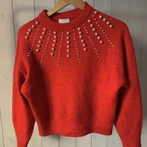 Tröja - Stickad tröja med pärlor. Fint skick, använt inte ofta.
