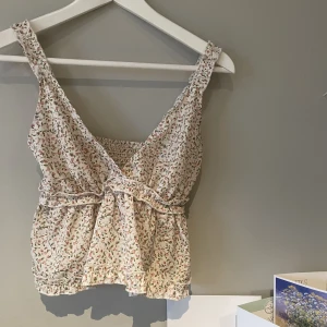 Blus - Super söt blommig blus/topp❤️Skriv till mig om du vill ha fler bilder eller vill veta mer❤️Kram Manda