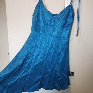 Blå superfin klänning som är typ lite skimrande ✨ Älskar den så mycket men den är lite för liten 😢 Passar storlek 36-38 skulle jag säga. 💖