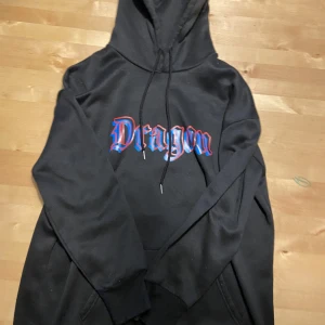 Oversized hoodie med tryck - En oversized hoodie med ett ”orm” tryck på med olika färger