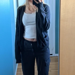 Kofta Filippa K - En ylle kofta i storlek L men passar mig som är s/m. Man storlek men passar bra på tjej också. Material/färg synns bäst på bild 2&3. Ge prisförslag eller köp direkt för 250!