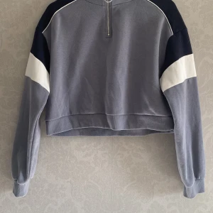 Tjocktröja  - Tjocktröja med dragkedja i halsen  Storlek: Medium  Sparsamt använd 