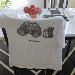 Palm Angels Tröja litet hål i nacken  - Ett litet hål i nacken 