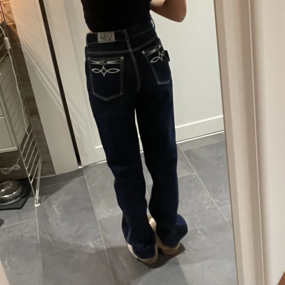 As coola jeans som inte kommit till användning, lite långa på mig som är 1,72 ungefär 💛. Jeans & Byxor.