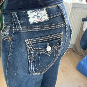 True religion jeans  - Skitsnygga lågmidjade true religion jeans med lite utsvängande vid fötterna!