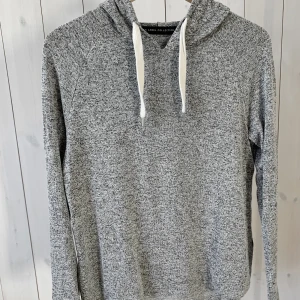 Hoddie  - Tunn hoddie som är mjuk & stretching. 
