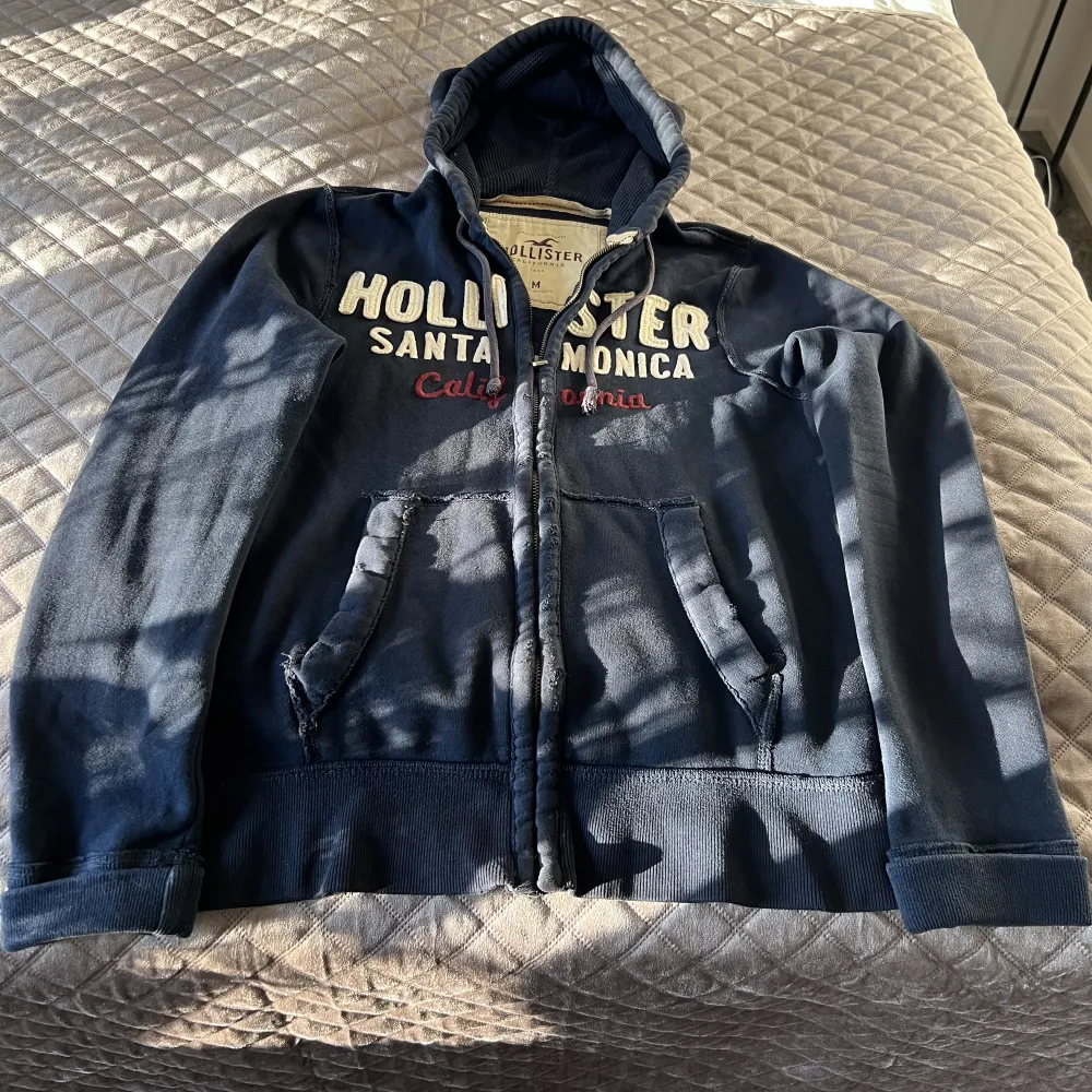 Marinblå hollister kofta i storleken M.. Hoodies.