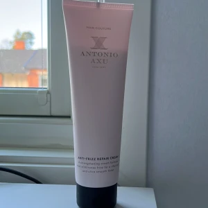 Hårvård - Anti-Frizz kräm till håret, använd max 2 gånger (titta på bilden för att  se hur mycket som är kvar)🌟 Från märket Antonio axu, nypris: 159kr