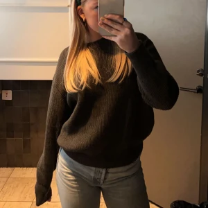 Grå stickad tröja - Så fin lite grövre stickad tröja. Använd endast få gånger så i ett väldigt fint skick. 💙