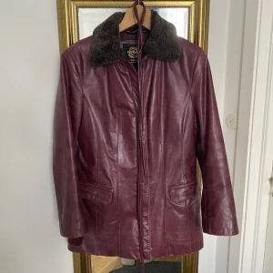 Ascool skinnjacka!!! - Vintage vinröd skinnjacka från märket ”petroff” med mjuk krage, dragkedjan har börjat lossna på ena sidan (bild 3) men fungerar fortfarande som den ska💕 