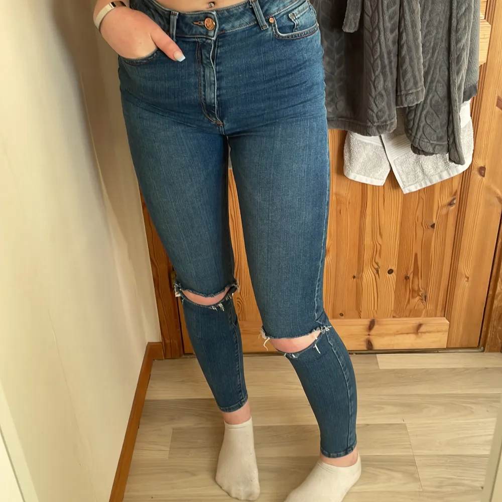provar att sälja dessa skinny jeans men hål på knäna, bra strech, hög midja, lite små för mig💓. Jeans & Byxor.