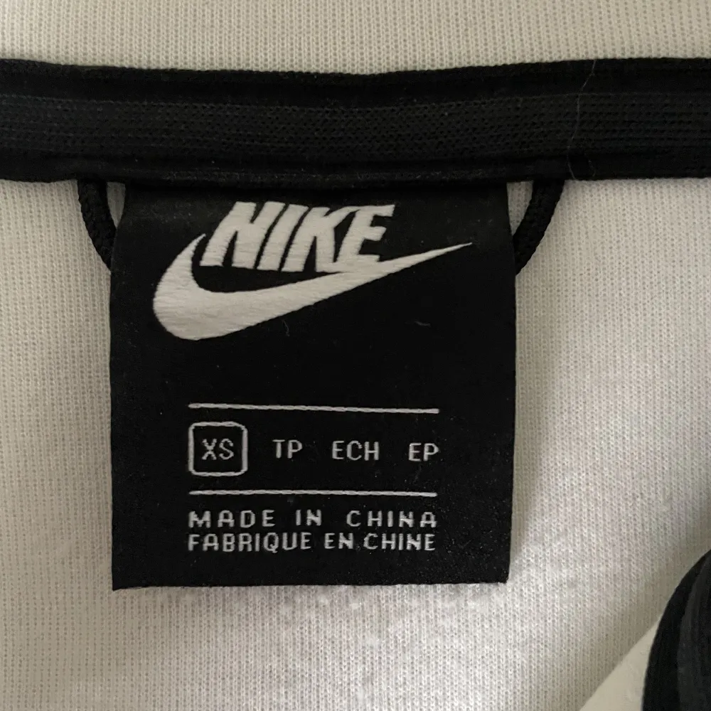Nike tech fleece vit camouflage färg, 9,5/10 skick, size XS.  Fraktar och möter👍. Hoodies.
