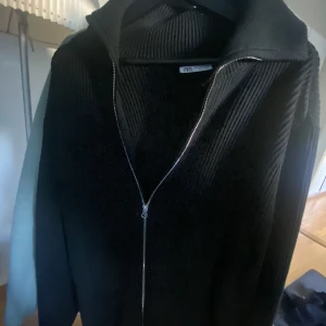 Zara zip tröja - Säljer min zip tröja från zara som är köpt i höstas för 599kr, storlek M och inga defekter. Skriv för fler bilder