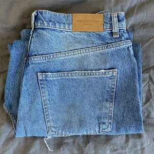Jeans - Jätte fina högmidjade vida jeans ifrån Gina. 💓Nästan helt oanvända, jag har dock klippt av ca 5 cm eftersom de var för långa för mig som är 165cm. Hör av er om ni har några frågor😊