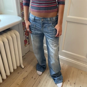 Baggy jeans med fickor! - Supersnygga baggyjeans med fickor på! Skriv för mått och om du är intresserad! Fint skick!! Storlek 40❤️