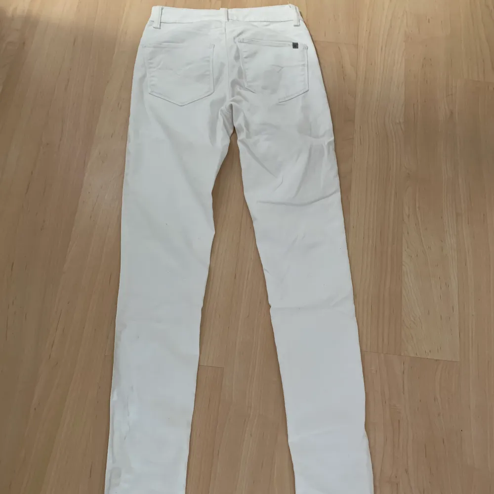 Vita jeans Noisy May i storlek 32/XXS//XS. Inte använda många gånger innan de blev för små. . Jeans & Byxor.