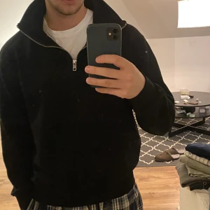 Zip tröja - Svart Zip från Weekday, storlek S. Hög krage jämfört med andra zip