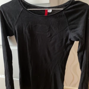 Tunn långärmad tröja storlek 34 - Tunn svart långärmad top/tröja från H&M i storlek 34. Använd några gånger. 