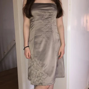 Bandeau klänning - Så unik och vintage klänning från Vila i stl M🫶🏻så fina broderier🌸har dragkedja vid sidan av midjan💞!!! Stor vid bysten för mig som vanligtvis har s/liten m i överdelar<33 är 160 cm för referens! skicka dm för fler bilder🫶🏻