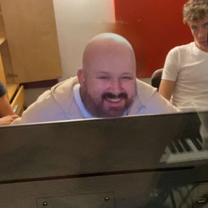 Aleg - Nu har vi fått in ett alldeles nytt exemplar in på lagret. Direkt från sovjet. Aleg letar efter en snäll ägare då han är en liten sprattelgubbe som gillar bus. OBS: om han inte får lyssna på Kanye inom 5 minuter så händer något dåligt!