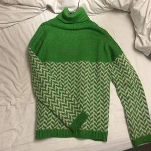 Grön tröja med mönster från Chiquelle i storlek S men passar även M. Använd ett par gånger men i fint skick. Den säljs pga för mycket kläder i garderoben. Tröjan har även en krage som går att vika. 