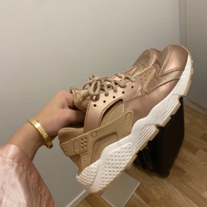 Nike - Rosa/ roseguld. Använt några gånger med skorna är i bra skick då jag tagit hand om de. Passar stl 37