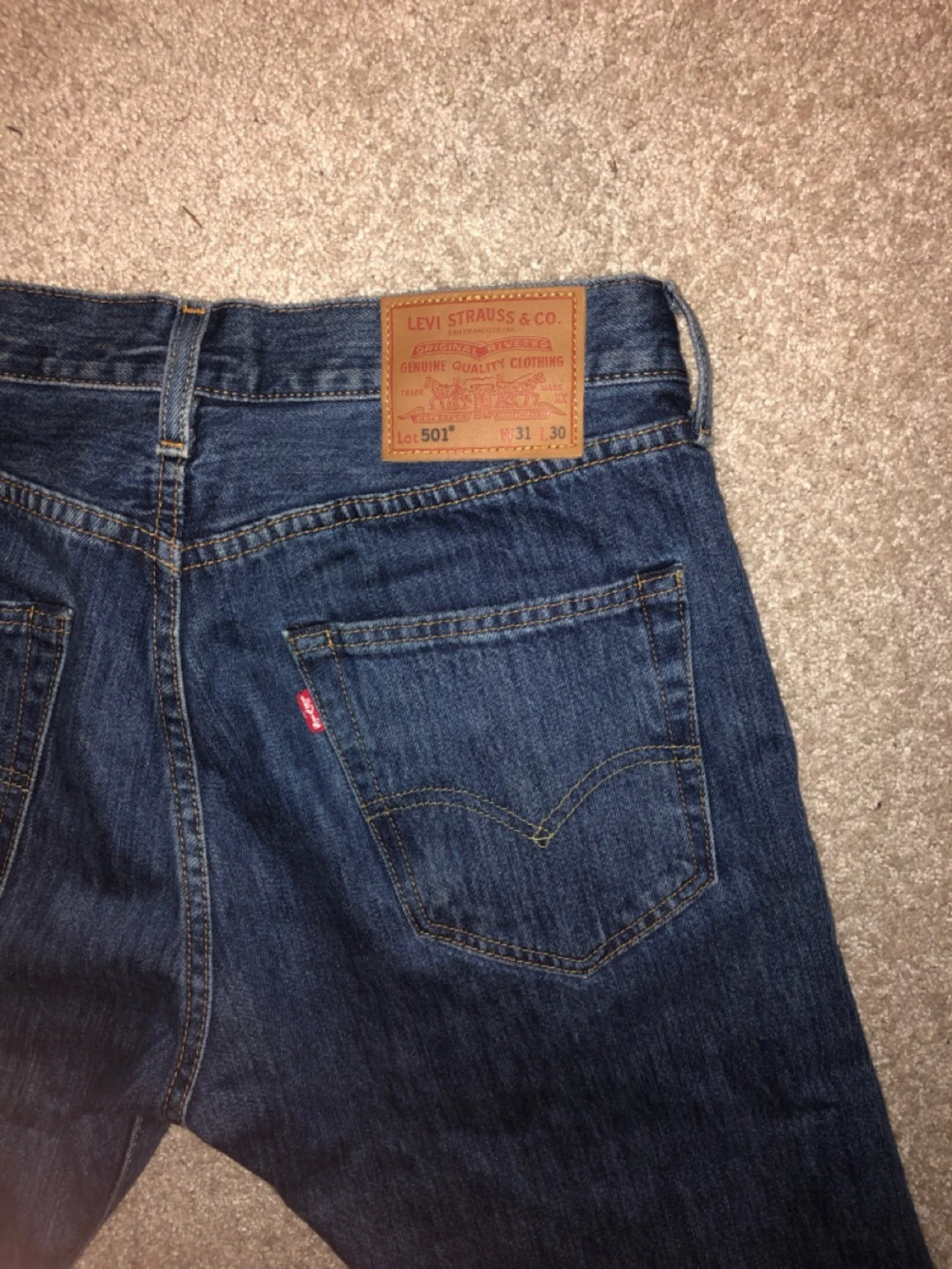 Mörkblå Levis 501 jeans i gott skick  - 90