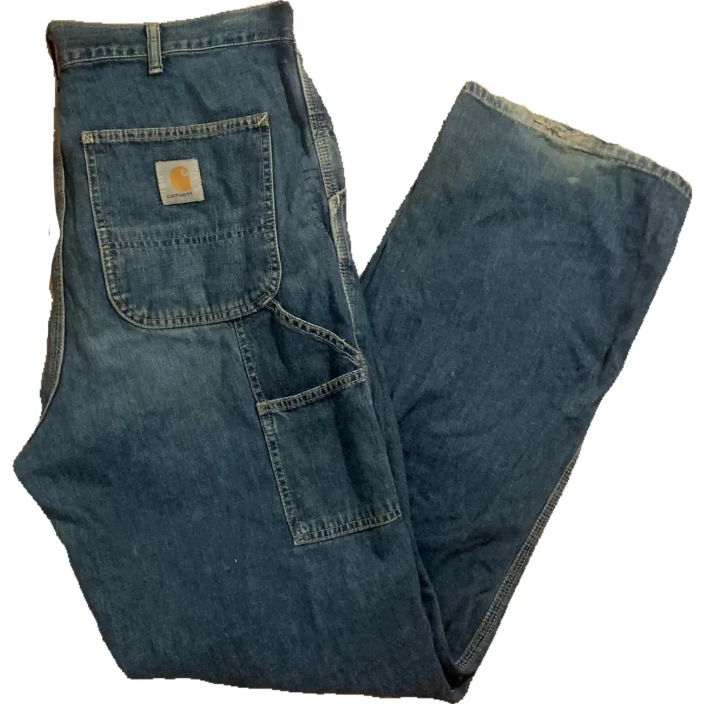  Baggy och bekväma carhartt byxor❤️ Lite slitna nertill men annars inga skador 🫶🏼 ( pris går att diskutera) . Jeans & Byxor.
