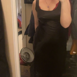 Silk dress - Säljer denna fina samt sköna klänning då jag gått upp i vikt. Tog på mig denna för att visa men mer än så går ej :,) Köpte den second hand i helt nytt skick med lapp :) snörre ska vara vid ryggen tyvärr borta <3   Du står för frakt :)