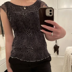 Glitter topp - Köpt secondhand, använt fåtal gånger av mig🪩är lite genomskinlig har ett svart linne under på bilderna 