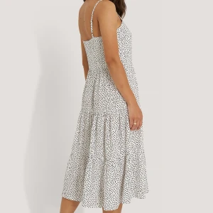 Nakd klänning  - Säljer denna superfina klänning från Nakd. Älskar denna men den har tyvärr blivit för liten. Medellång med prickar på. Storlek 32💕💕