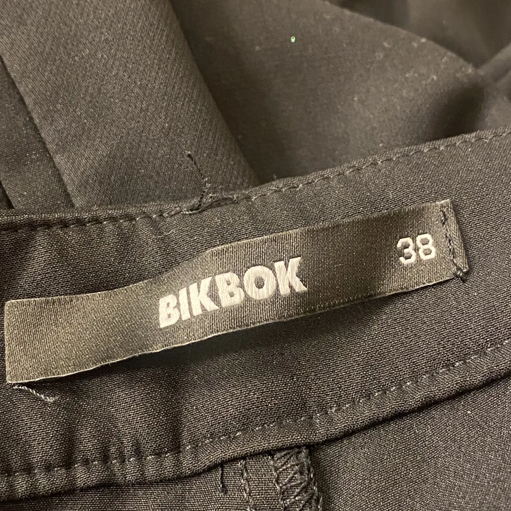 Säljer ett par kostymbyxor ifrån BikBok i modellen PW Wilma. Använt de 4-5 ggr, men ser ut som helt nya. Säljer pågrund av att de inte längre kommer till användning. Nypris: 399kr💗💗. Jeans & Byxor.