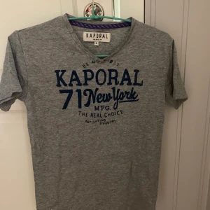 T-shirt i storlek 10 - ca XS - T-shirt i storlek 10, uppskattar att det är cirka storlek XS. Använd några gånger. 