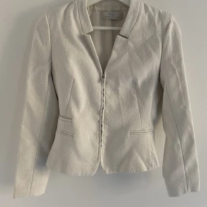 Vit kavaj zara m - Zarakavaj i vit färg i storlek m. Inga skador eller fläckar. 