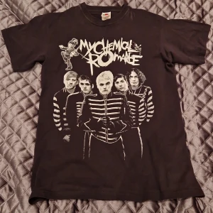 My chemical romance bandtröja - My chemical romance bandtröja. Tryck fram och bak, väldigt gott skick, knappt använd