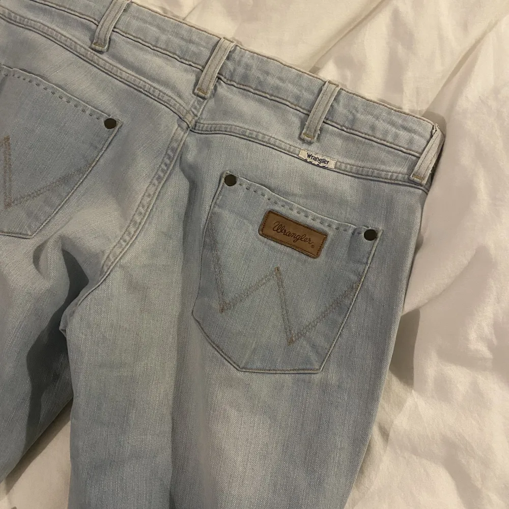 fina lågmidjade jeans från wangler modellen lia storlek w29 l34. Jeans & Byxor.