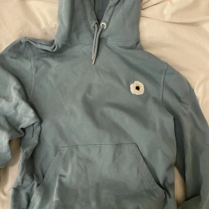 Hodie - Köpt från sellpy, bra skick står m men passar s med. Färgen är mörk turkos ish. Skriv gärna för fler bilder/info💞