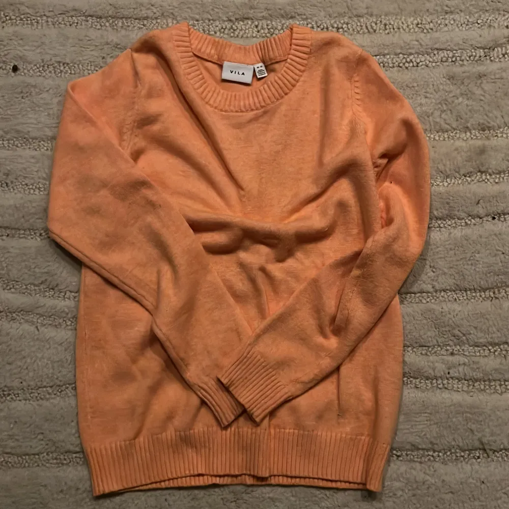 En fin tröja från vila som inte används någonting. Mycket bra skick o inga märken ☺️💕Färgen är typ röd orange och kan även diskuteras pris.. Tröjor & Koftor.