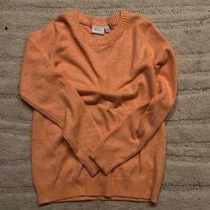 En fin tröja från vila som inte används någonting. Mycket bra skick o inga märken ☺️💕Färgen är typ röd orange och kan även diskuteras pris.