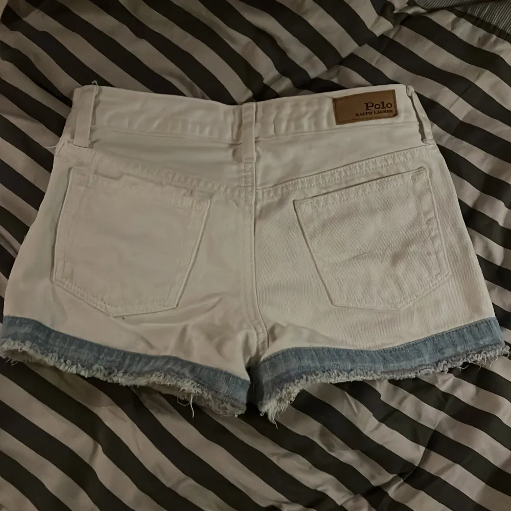 Jag säljer mina fina Vita  Ralph Lauren shorts som tyvärr blivit för små och är pga jag säljer dem💕. Shorts.