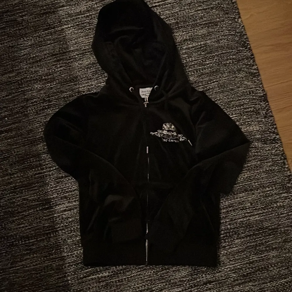 En fin juicy hoddie som ny  kostade 600kr som då inte kommer ofta till användning. Ett litet märke i mudden men syns inte mycket alls. Kan även diskuteras pris🌟. Tröjor & Koftor.