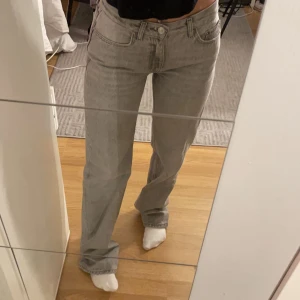 Lågmidjade jeans - Ett par jättefina ljusgrå lågmidjade/ midwaist jeans från Gina Tricot bara använd ett fåtal gånger så de är som ny💕Nypris 499:-
