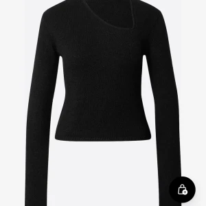 LeGer tröja - Säljer en skitsnygg tröja från LeGer i svart o stickad 