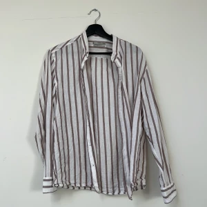 Mango skjorta - Snygg och somrig skjorta av märket Mango i regular fit. Bra skick