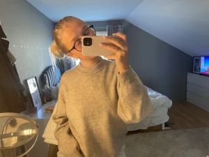 Stickad tröja - Jätte fin stickad tröja från hm som en kommer till användning, jätte bekväm och passar verkligen med allt!🫶🏼150kr, frakt ingår