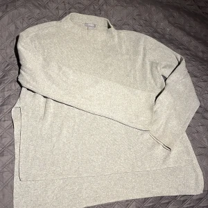 Skitsnygg grå långärmad - Underbar tröja i storlek S men passar även xs. Den har slits på sidan och är längre baktill, passar perfekt till ett par jeans