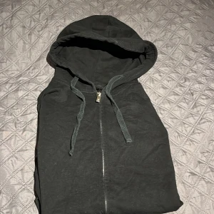 Svart hoddie - Svart hoddie i storlek S 