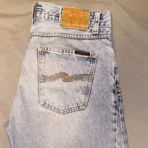 Ett par nudie jeans i fint skick… säljer pga för stora ord pris ca 200€ hör av er kring övriga funderingar✌️mvh